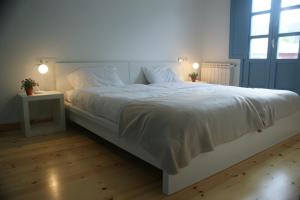 A bed or beds in a room at Las Casinas de la Granda
