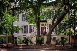 een gebouw met een Amerikaanse vlag ervoor bij Eliza Thompson House, Historic Inns of Savannah Collection in Savannah