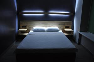 FULL HOUSE capsule hostel tesisinde bir odada yatak veya yataklar