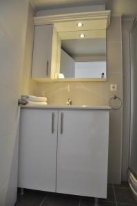 une salle de bain avec un lavabo blanc et un miroir dans l'établissement Deka Evleri, à Izmir 37 autres photos