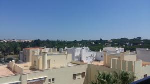 vistas a una ciudad con edificios blancos en Orange Studio, en Vilamoura