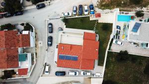 une vue de tête sur un parking avec des voitures garées dans l'établissement Apartments Miskovic, à Vodice