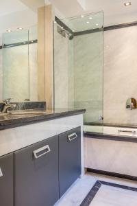 A bathroom at Analisa Luxury Villa
