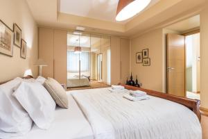 A bed or beds in a room at Analisa Luxury Villa