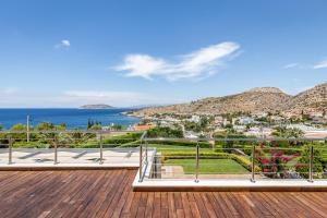 een balkon met uitzicht op de oceaan bij Analisa Luxury Villa in Sounio
