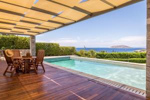 The swimming pool at or close to Analisa Luxury Villa