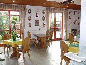 a dining room with a table and chairs at Edelweiss Panzió in Pilisvörösvár