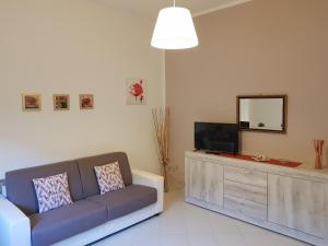 a living room with a couch and a tv at La Casina di Zia Zita in Pieve a Nievole