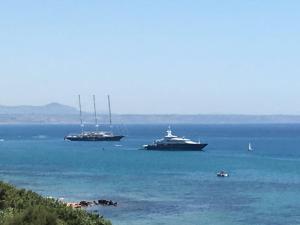 Trois bateaux dans l'eau près d'une plage dans l'établissement Oikos Selinunte Guest House, à Marinella di Selinunte
