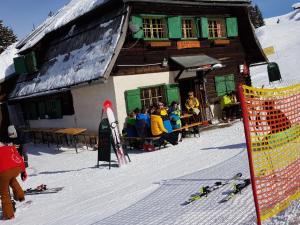 Hostia v ubytovaní Dreiländerblick, nabij piste met sauna en tafeltennis