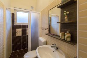 A bathroom at Holiday House Siófok