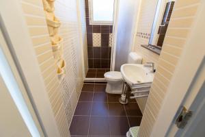 A bathroom at Holiday House Siófok