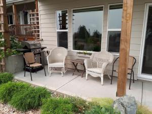 un patio con sillas, una mesa y una parrilla en AnnArthur Guest House, en Nanaimo