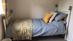ニュートン・エイクリフにある1 Silkin Serviced Accommodationのベッドルーム1室(枕付)