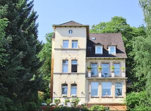 ein großes Haus mit Fenstern und Pflanzen darauf in der Unterkunft Hotel Burgfeld in Kassel