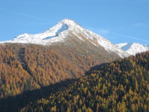 Vista generica sulle montagne o vista sulle montagne dall'interno dell'appartamento