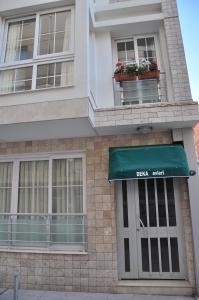 een gevel van een gebouw met een groene luifel bij Deka Evleri in Izmir