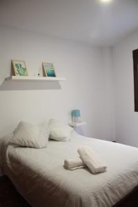 A bed or beds in a room at Apartamentos nueva 13