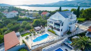 Bazén v ubytovaní Villa Anadi alebo v jeho blízkosti