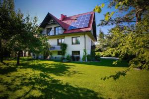 ein Haus mit vielen Sonnenkollektoren auf dem Dach in der Unterkunft Villa Aviator in Jaworze