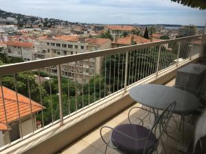 balkon ze stołem i widokiem na miasto w obiekcie Cannes: Agréable 2 pièces vue mer panoramique w Cannes
