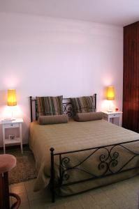 una camera con un grande letto con due lampade di Prestigioso appartamento Lagomare a Torre del Lago Puccini