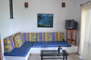 a living room with a couch and a tv at Casa Ana Ruth (Bucerias, Nay.) in Bucerías