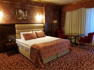 una habitación de hotel con una cama grande en una habitación en Savona Otel Sivas en Sivas