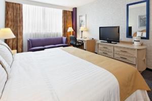 מיטה או מיטות בחדר ב-Holiday Inn Monterrey-Parque Fundidora, an IHG Hotel