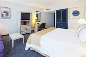 a hotel room with a large bed and a desk at Holiday Inn Monterrey-Parque Fundidora, an IHG Hotel in Monterrey