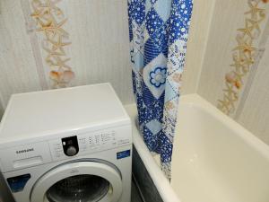 マグニトゴルスクにあるApartment Voroshilova 10のバスルーム(バスタブの隣)の洗濯機