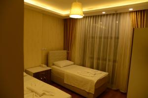 Postel nebo postele na pokoji v ubytování Derya Hotel