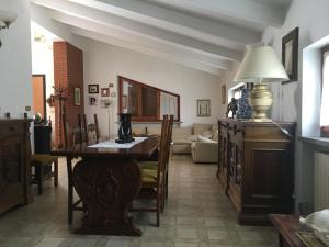 Al Sasso في تْشيتّا دي كاستيلّو: غرفة معيشة مع طاولة وأريكة