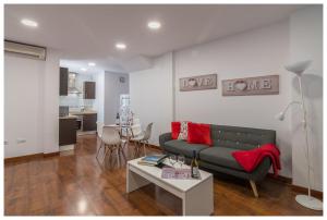 een woonkamer met een bank en een tafel bij La Casita del Centro in Vega de San Mateo