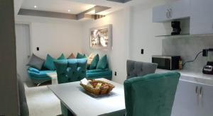 sala de estar con sillas azules y mesa en Departamento Privado 3 recamaras, en Ciudad de México