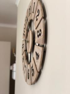 une horloge en bois accrochée au mur dans l'établissement Сонячне Закарпаття, à Polyana