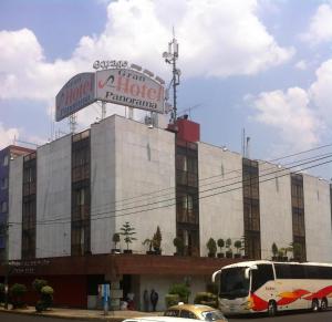 een groot gebouw met een bord erop bij Panorama Hotel  in Mexico-Stad
