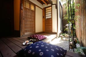 Habitación con puerta y almohadas en el porche en Kyoto Nishijin Shichiban Tei (No7) en Kioto