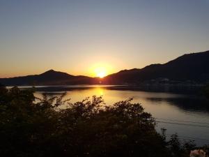 小豆島町にあるセンゲストハウスの山を背景に川に沈む夕日