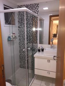 a bathroom with a shower and a sink at Apartamento na Riviera de Sao Lourenco in Riviera de São Lourenço