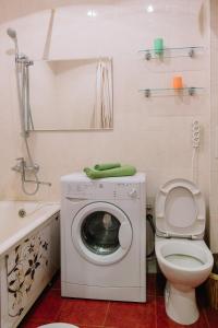トムスクにあるАпартаменты Елизаровых 10のバスルーム(洗濯機、トイレ付)