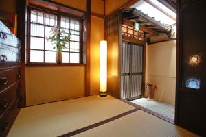 Rúm í herbergi á Kyoto Nishijin Shichiban Tei (No7)