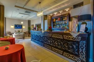 bar w restauracji z czerwonymi stołami w obiekcie Best Western Plus Hotel Perla Del Porto w mieście Catanzaro Lido