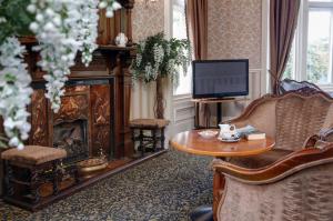 TV a/nebo společenská místnost v ubytování Oaklands Hall Hotel Sure Hotel Collection by Best Western