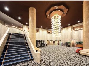 een grote lobby met trappen en een grote kroonluchter bij Osaka Garden Palace in Osaka