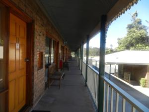 Travellers Rest Motor Inn Swan Hill的阳台或露台