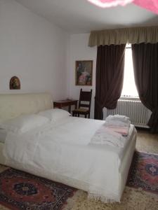 パラーティコにあるCa Bobeのベッドルーム1室(ベッド1台、デスク、窓付)