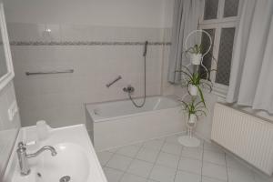 uma casa de banho com uma banheira, um lavatório e um WC. em Ecke - der Romanik em Quedlinburg