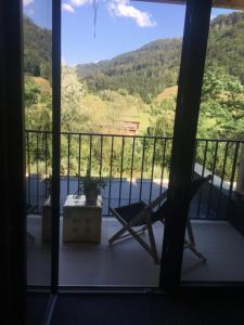 Vista generica sulle montagne o vista sulle montagne dall'interno della locanda