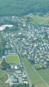 eine Luftansicht einer Stadt mit Häusern und Bäumen in der Unterkunft Villa Jani b&b in Breitscheid